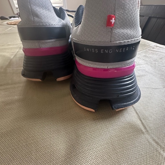 On Running women’s Shoes - Picture 2 of 5